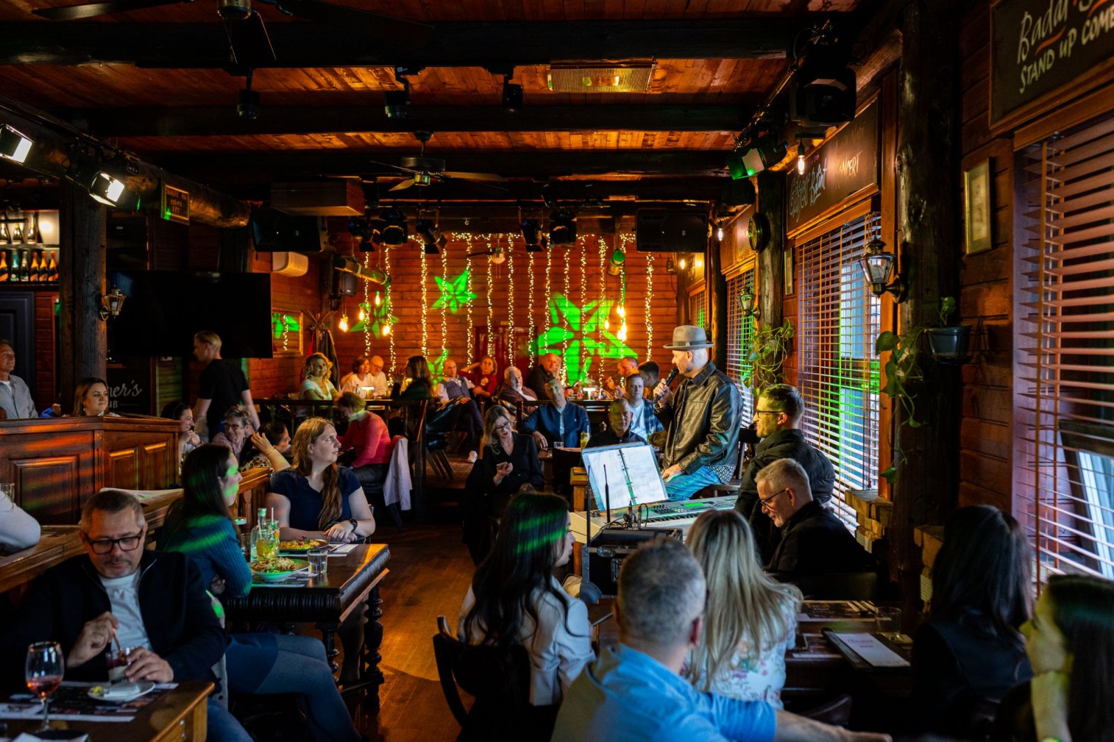 Stand-up est a Corner's Pub színpadán